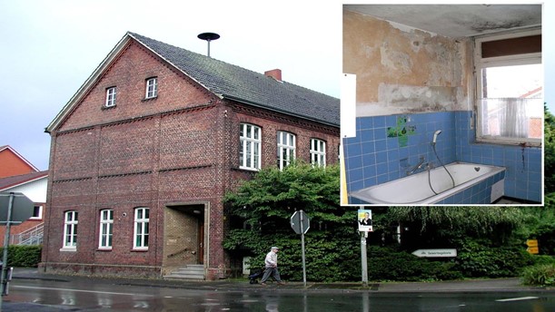 Bild der "Roten Schule" in Albersloh von außen. Außerdem ist ein Bild des Badezimmers der alten Wohnung des Lehrers über das Bild gelegt. Das Bad sieht renovierungsbedürtfig aus.