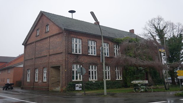 Bild der "Roten Schule" in Albersloh von außen im Jahr 2023