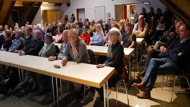 Zeigt den vollbesetzten Konferenzraum des Feuerwehrwehrgerätehauses mit interessierten Bürgern.