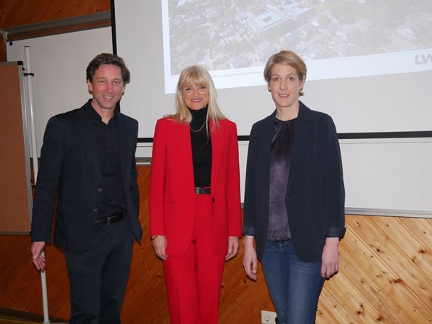 Auf dem Bild stehen die folgenden Personen nebeneinander: Stefan Rethfeld, Dr. Barbara Rüschoff-Parzinger von der Kulturabteilung des LWL zbd und Katrin Reuscher, die Bürgermeisterin von Sendenhorst .