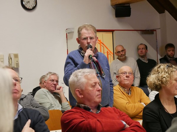 Man sieht einige Teilnehmer der Informationsveranstaltung. Herr Reinhard Seebröker spricht ins Mikrofon über das Thema Verkehr.